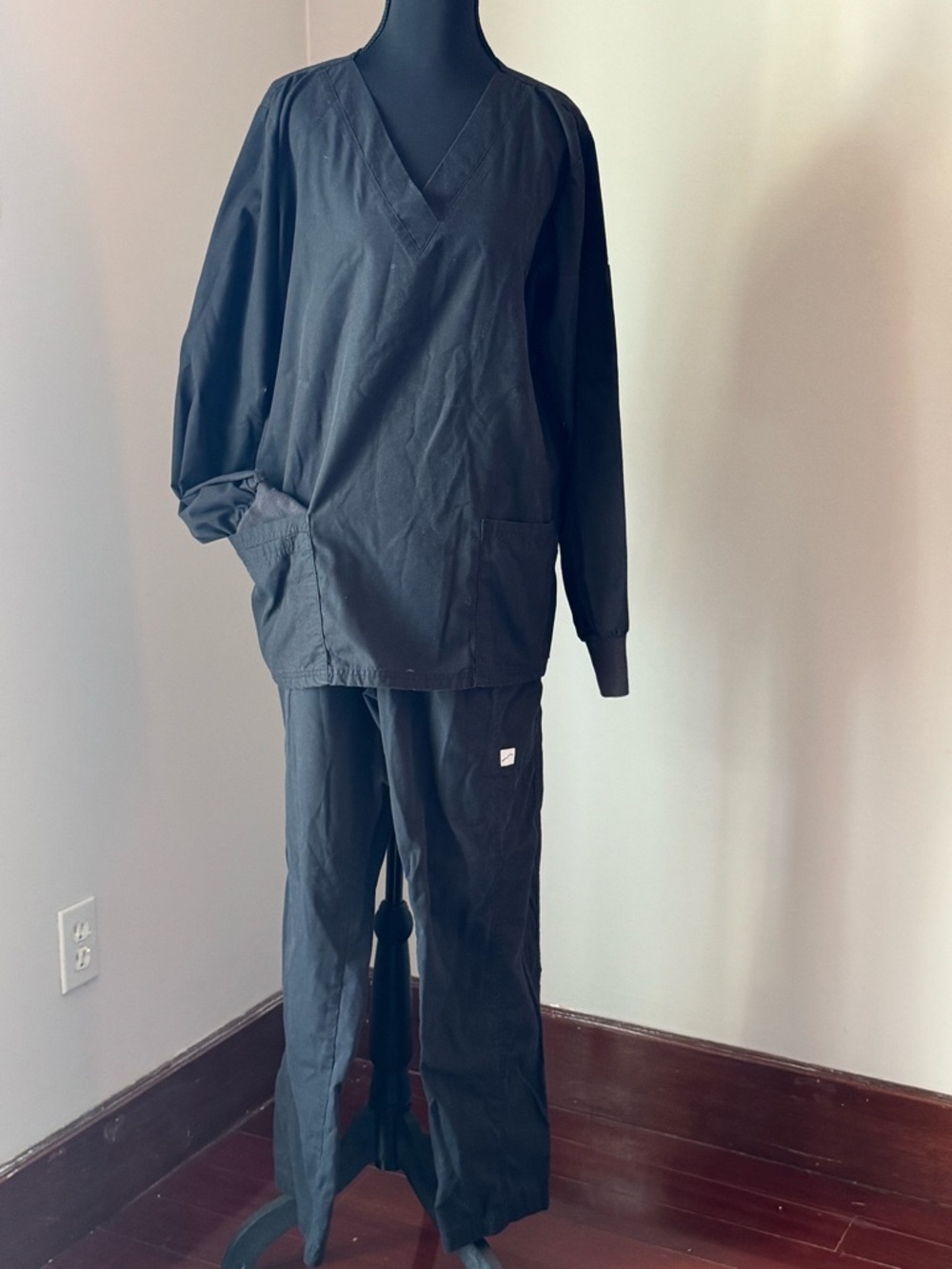 Butter-Soft Black scrubs sets size small Top with Tag Detail